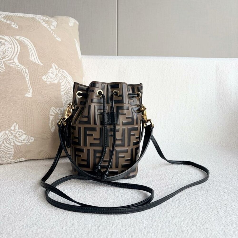 Fendi Women Pre-Loved Bag Very Good Condition - Picture 2 of 9